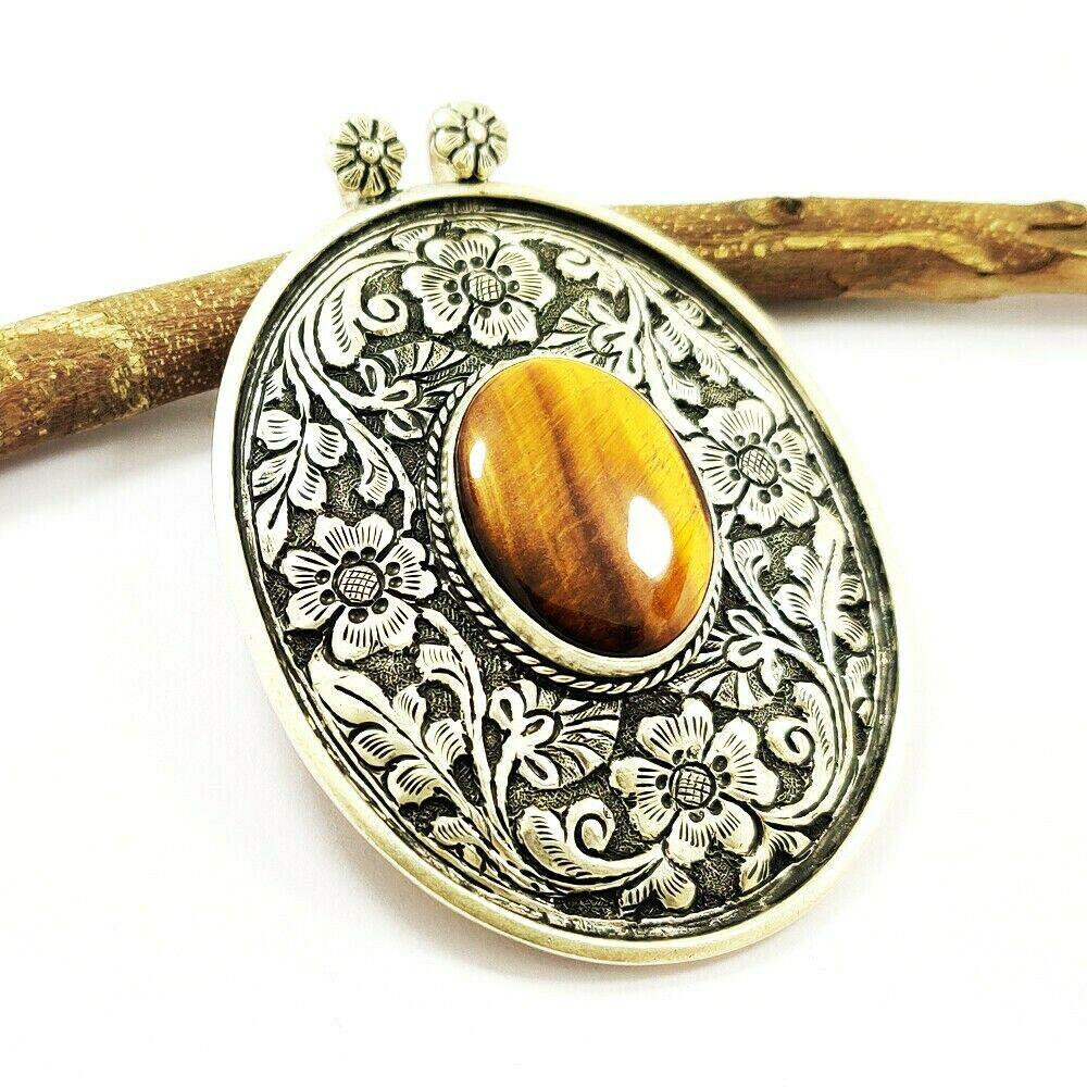 TIGER'S EYE 92.5 STERLING SILVER VINTAGE PENDANT: TIGER'S EYE 92.5 STERLING SILVER VINTAGE PENDANT Product Type : PENDANT Main Stone : TIGER'S EYE Main Stone Shape : OVAL Main Stone Size : 24X20 MM Main Stone Color : BROWN Metal : STERLING SILVER Met