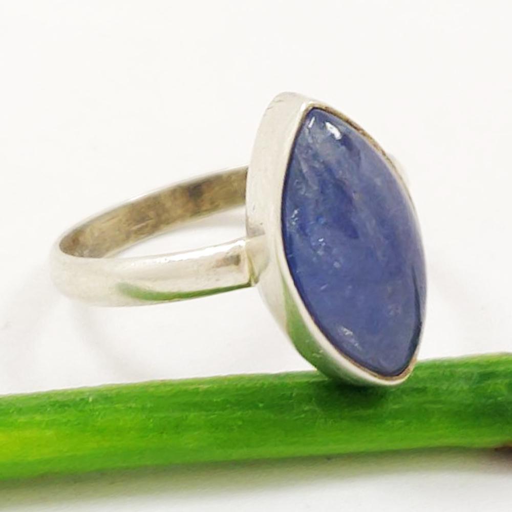 TANZANITE GEMSTONE 92.5 STERLING SILVER RING: ITEM : RING MAIN STONE : TANZANITE MAIN STONE SHAPE : MARQUISE MAIN STONE SIZE : 18X8 MM MAIN STONE COLOR : BLUE METAL : STERLING SILVER METAL PURITY : 92.5 RING SIZE : 7.5 RING WEIGHT : 2.96 GRAM PRO
