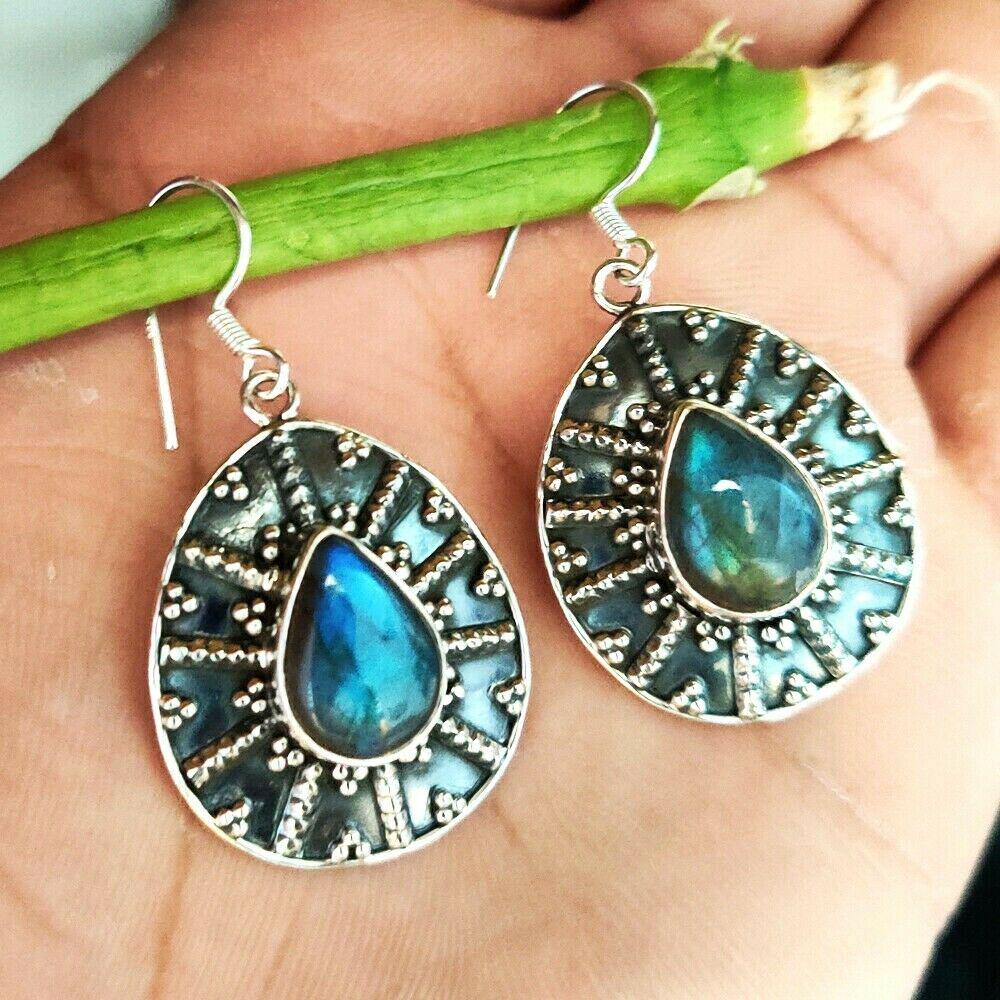 LABRADORITE GEMSTONE 925 STERLING SILVER EARRING: LABRADORITE GEMSTONE 925 STERLING SILVER EARRING Product Type : EARRING Main Stone : LABRADORITE Main Stone Shape : PEAR Main Stone Size : 9X13 MM Main Stone Color : MULTICOLOR Metal : STERLING SILVER