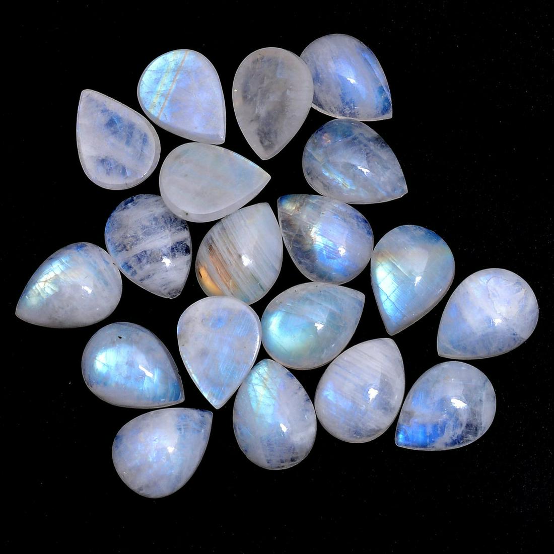Natural Rainbow Moonstone 9x7 MM Pear Cabochon 25: Natural Rainbow Moonstone 9x7 MM Pear Cabochon 25 Pieces Gemstone : Rainbow Moonstone Shape : Pear Size : 9x7 MM Type : Cabochon Color : Rainbow Quantity : 25 Pieces Weight : 43.5 Carats Country of Or