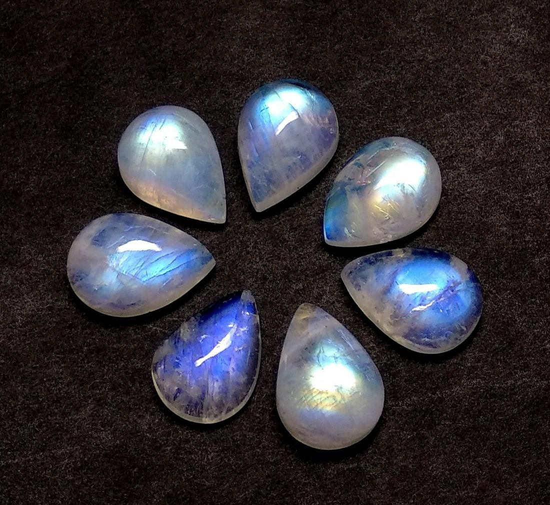 Natural Rainbow Moonstone 10x7 MM Pear Cabochon 25: Natural Rainbow Moonstone 10x7 MM Pear Cabochon 25 Pieces Gemstone : Rainbow Moonstone Shape : Pear Size : 10x7 MM Type : Cabochon Color : Rainbow Quantity : 25 Pieces Weight : 62.75 Carats Country of