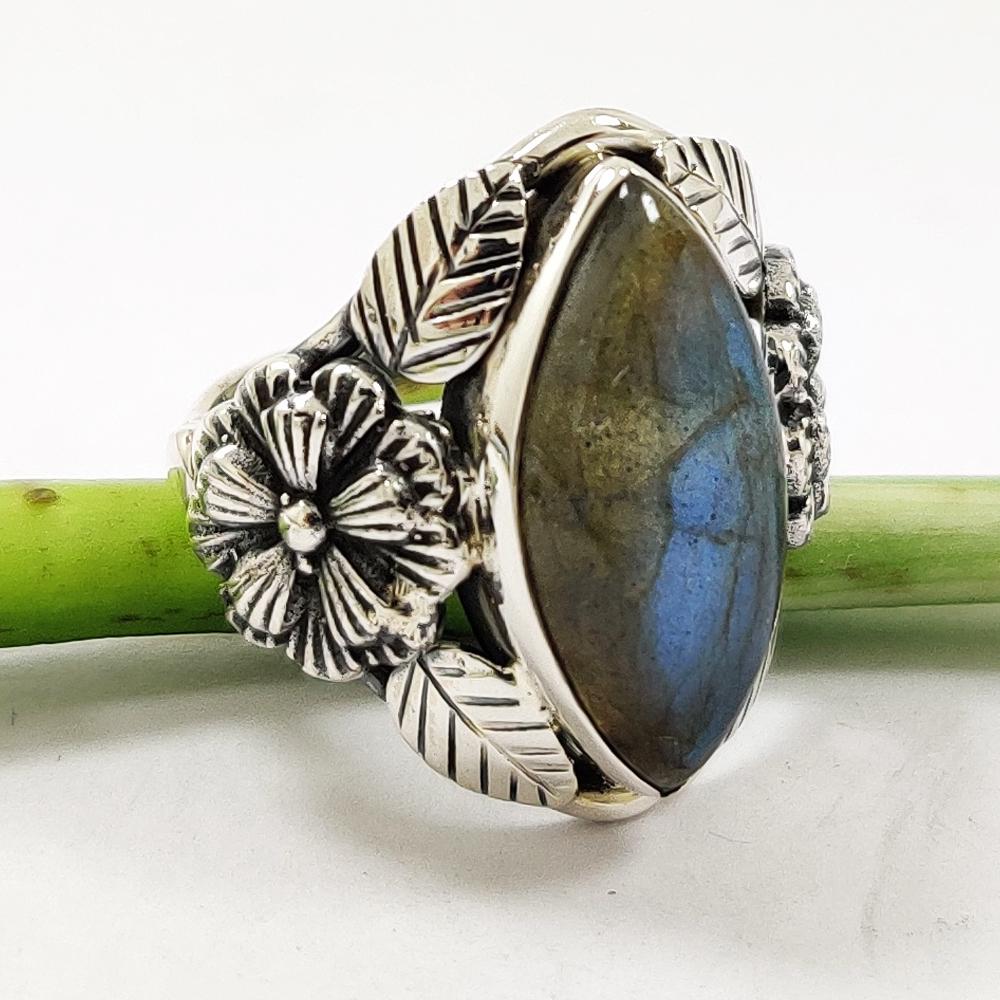 LABRADORITE 92.5 STERLING SILVER RING: LABRADORITE 92.5 STERLING SILVER RING Product Type : RING Main Stone : LABRADORITE Main Stone Shape : MARQUISE Main Stone Size : 9X18 MM Main Stone Color : MULTICOLOR Metal : STERLING SILVER Metal Pur