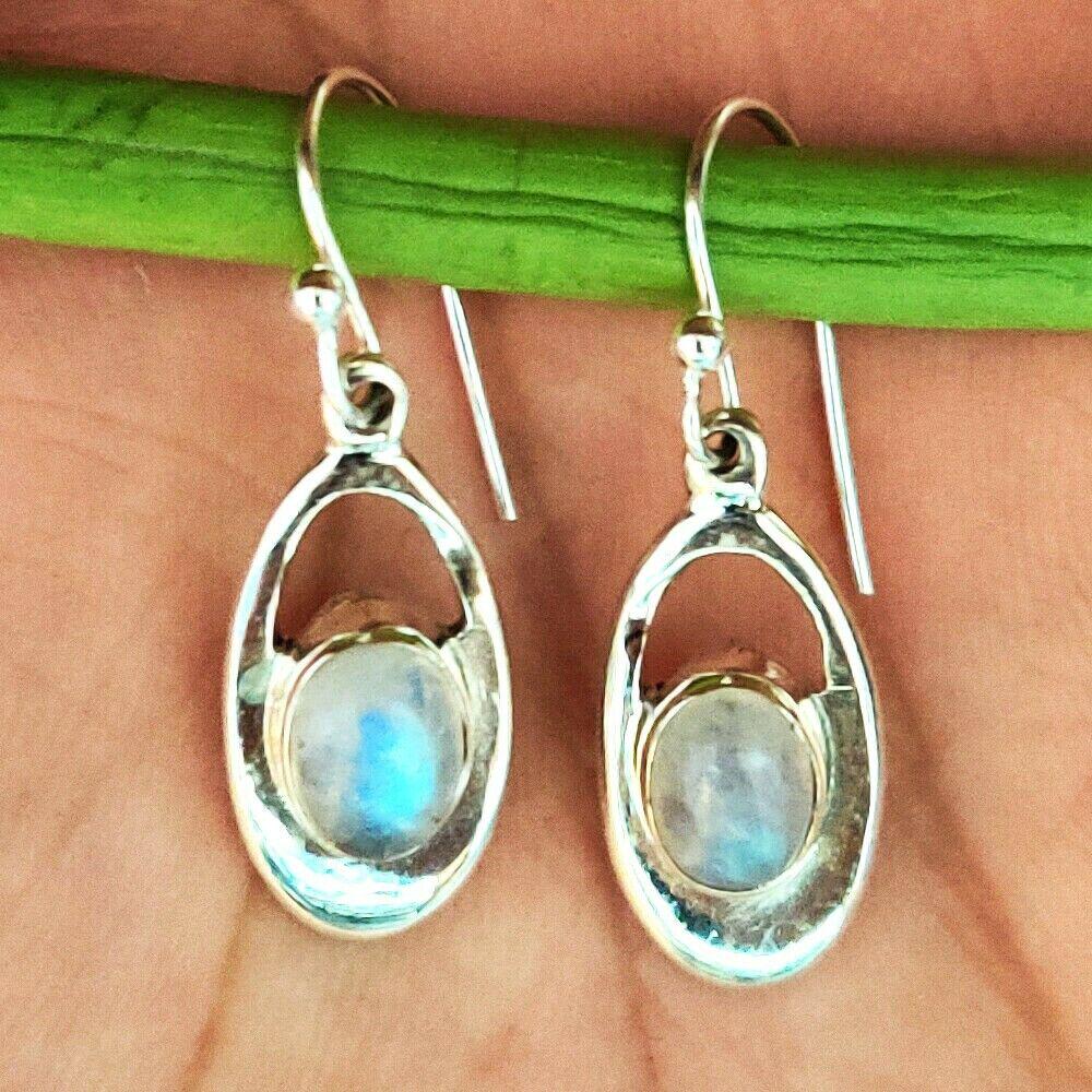 RAINBOW MOONSTONE 925 STERLING SILVER EARRING: RAINBOW MOONSTONE 925 STERLING SILVER EARRING Product Type : EARRING Main Stone : RAINBOW MOONSTONE Main Stone Shape : OVAL Main Stone Size : 6X8 MM Main Stone Color : MULTICOLOR Metal : STERLING SILV