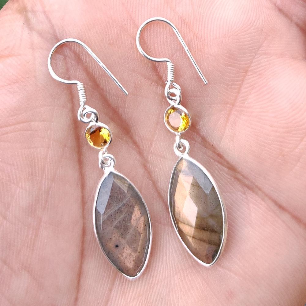 LABRADORITE & CITRINE 92.5 STERLING SILVER EARRING: LABRADORITE & CITRINE 92.5 STERLING SILVER EARRING Product Type : EARRING Main Stone : LABRADORITE & CITRINE Main Stone Shape : MARQUISE Main Stone Size : 10X20 MM Main Stone Color : MULTICOLOR Metal 