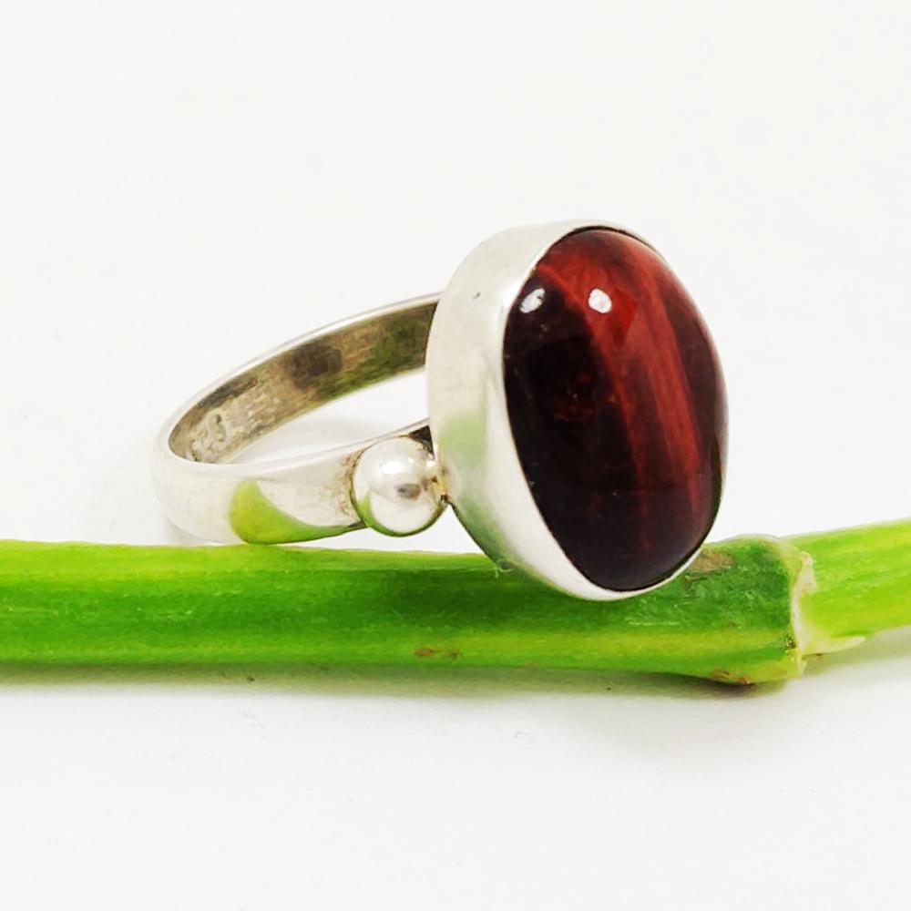 TIGER'S EYE GEMSTONE 92.5 STERLING SILVER RING: ITEM : RING MAIN STONE : TIGER'S EYE MAIN STONE SHAPE : OVAL MAIN STONE SIZE : 14X12 MM MAIN STONE COLOR : BROWN METAL : STERLING SILVER METAL PURITY : 92.5 RING SIZE : 6.5 RING WEIGHT : 4.7 GRAM PROD