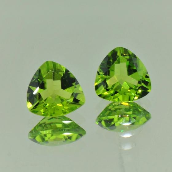 Natural Peridot 10x10 MM Trillion Faceted Cut 2 Pieces: Natural Peridot 10x10 MM Trillion Faceted Cut 2 Pieces Gemstone : Peridot Shape : Trillion Size : 10x10 MM Type : Faceted Cut Color : Green Quantity : 2 Pieces Weight : 6 Carats Country of Origin : My