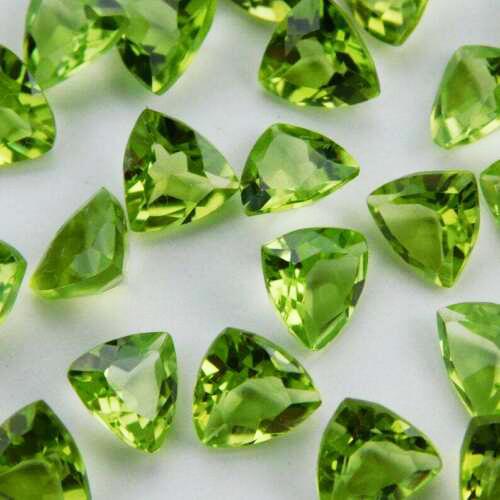 Natural Peridot 8x8 MM Trillion Faceted Cut 25 Pieces: Natural Peridot 8x8 MM Trillion Faceted Cut 25 Pieces Gemstone : Peridot Shape : Trillion Size : 8x8 MM Type : Faceted Cut Color : Green Quantity : 25 Pieces Weight : 40.5 Carats Country of Origin : M