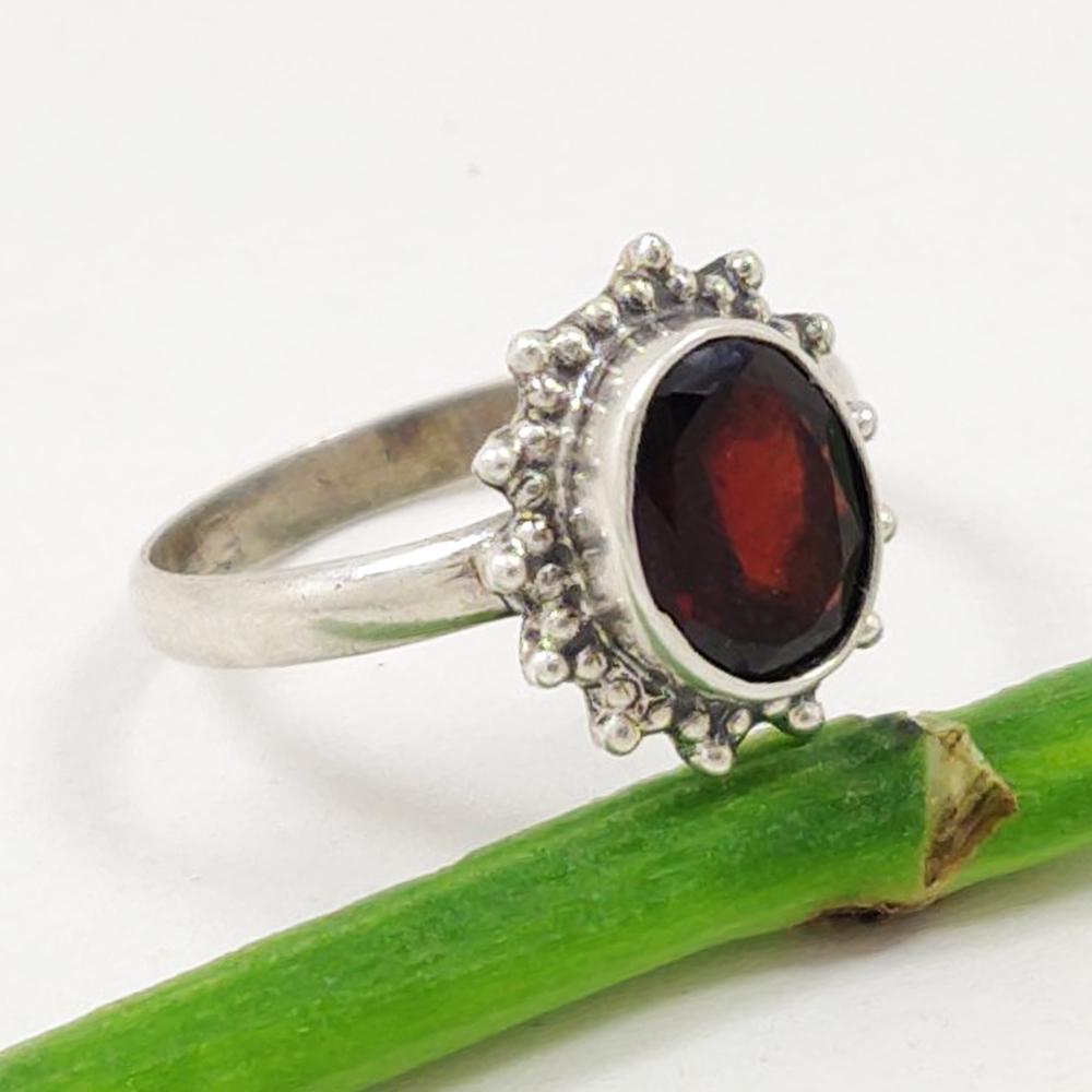GARNET GEMSTONE 92.5 STERLING SILVER RING: ITEM : RING MAIN STONE : GARNET MAIN STONE SHAPE : OVAL MAIN STONE SIZE : 9X7 MM MAIN STONE COLOR : RED METAL : STERLING SILVER METAL PURITY : 92.5 RING SIZE : 8.5 RING WEIGHT : 2.95 GRAM PRODUCT CODE