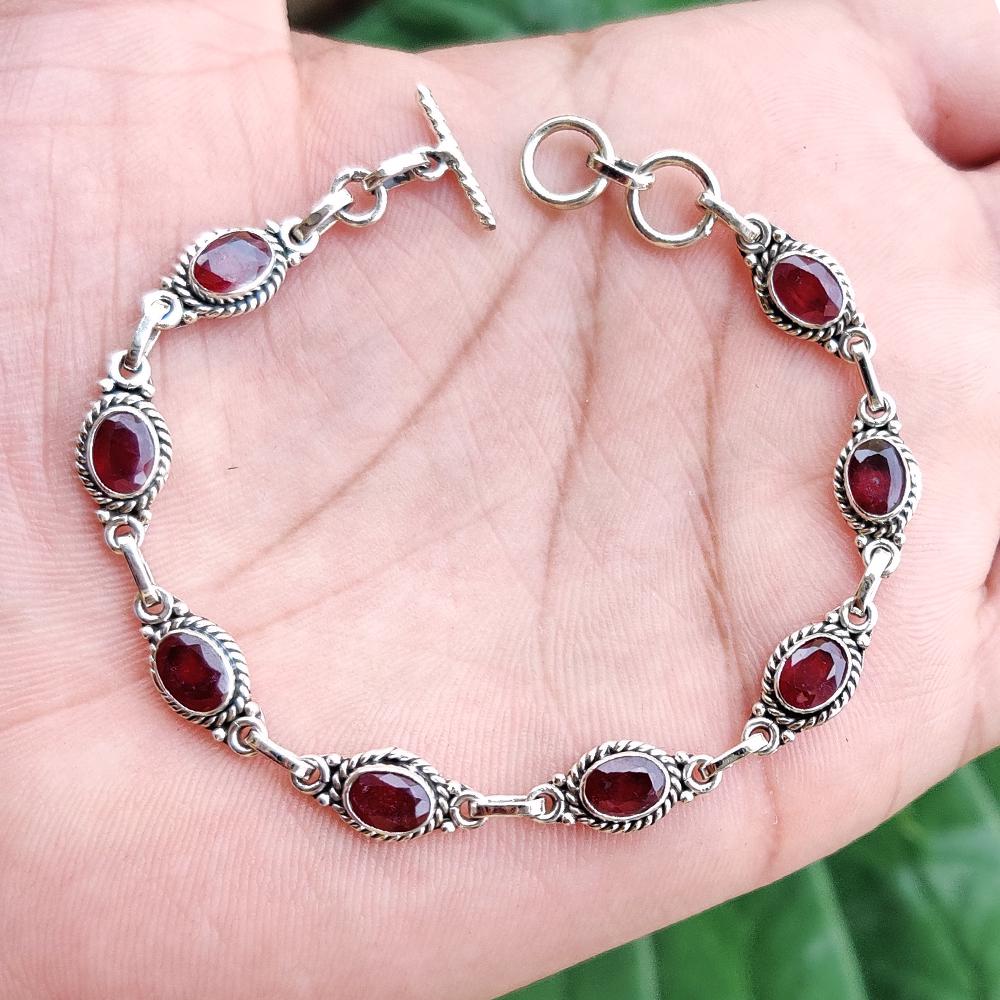 RUBY GEMSTONE 92.5 STERLING SILVER BRACELET: ITEM : BRACELET MAIN STONE : RUBY MAIN STONE SHAPE : OVAL MAIN STONE SIZE : 7X5 MM MAIN STONE COLOR : RED METAL : STERLING SILVER METAL PURITY : 92.5 BRACELET SIZE : 7.5" (WITH ADJUSTABLE LINK) INCHES