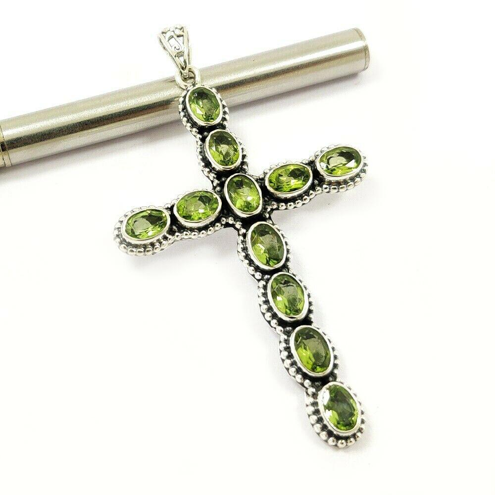 PERIDOT CROSS CHARM 92.5 STERLING SILVER PENDANT: PERIDOT CROSS CHARM 92.5 STERLING SILVER PENDANT Product Type : PENDANT Main Stone : PERIDOT Main Stone Color : GREEN Main Stone Shape & Size : Oval - 7x5 MM : 11 Pieces Metal : STERLING SILVER Metal 
