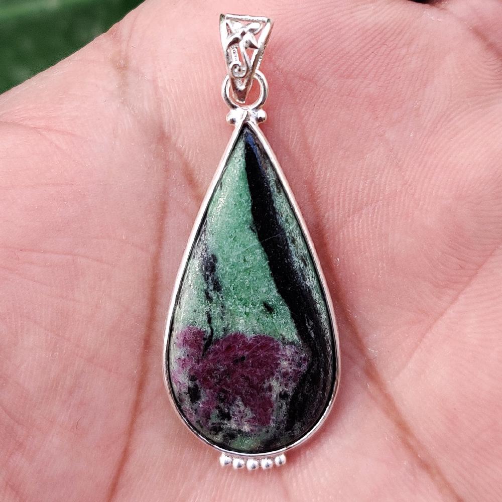 RUBY ZOSITE 92.5 STERLING SILVER PENDANT: RUBY ZOSITE 92.5 STERLING SILVER PENDANT Product Type : PENDANT Main Stone : RUBY ZOSITE Main Stone Color : MULTICOLOR Metal : STERLING SILVER Metal Purity : 92.5 Pendant Size : 0.7" Inches Pendant We