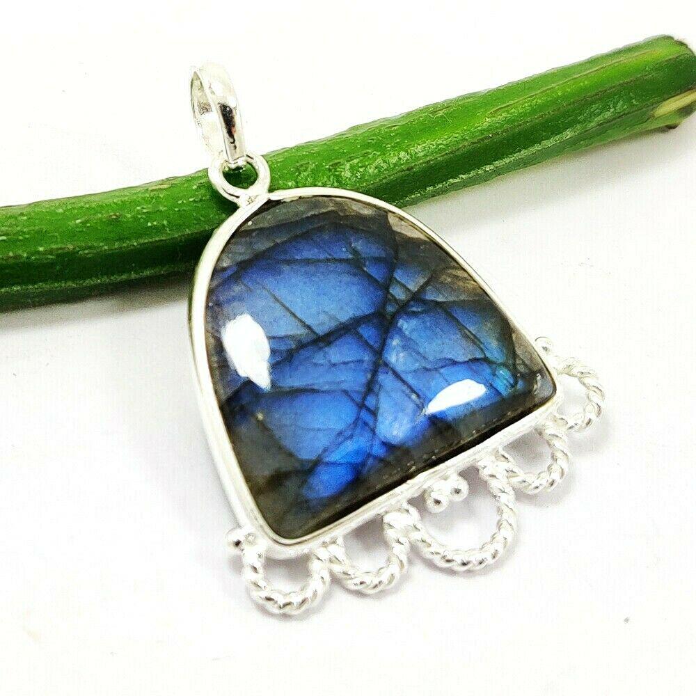 LABRADORITE 92.5 STERLING SILVER PENDANT: LABRADORITE 92.5 STERLING SILVER PENDANT Product Type : PENDANT Main Stone : LABRADORITE Main Stone Color : MULTICOLOR Metal : STERLING SILVER Metal Purity : 92.5 Pendant Size : 1.4" Inches Pendant We