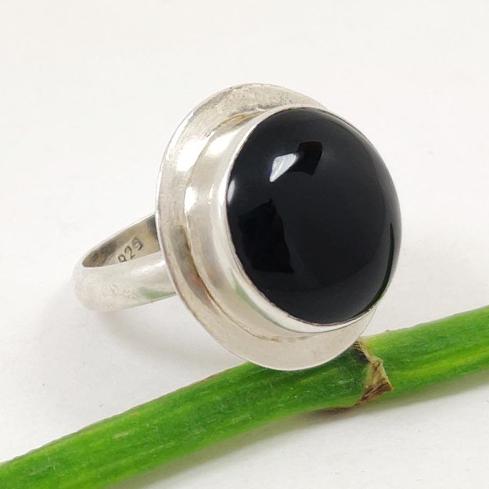 BLACK ONYX GEMSTONE 92.5 STERLING SILVER RING: ITEM : RING MAIN STONE : BLACK ONYX MAIN STONE SHAPE : ROUND MAIN STONE SIZE : 16 MM MAIN STONE COLOR : BLACK METAL : STERLING SILVER METAL PURITY : 92.5 RING SIZE : 9 RING WEIGHT : 6.97 GRAM PRODUCT