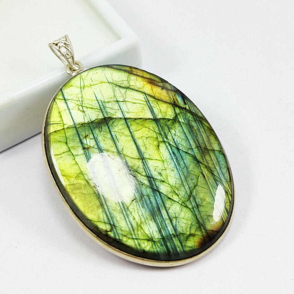 NATURAL LABRADORITE GEMSTONE 92.5 STERLING SILVER: NATURAL LABRADORITE GEMSTONE 92.5 STERLING SILVER PENDANT Product Type : PENDANT Main Stone : LABRADORITE Main Stone Color : MULTICOLOR Metal : STERLING SILVER Metal Purity : 92.5 Pendant Size : 2.6" 