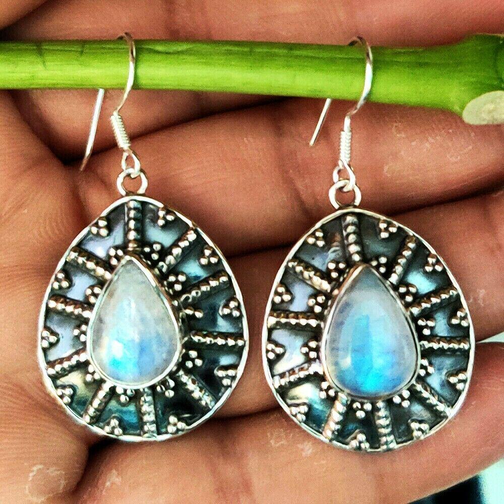 NATURAL RAINBOW MOONSTONE GEMSTONE 92.5 STERLING SILVER: NATURAL RAINBOW MOONSTONE GEMSTONE 92.5 STERLING SILVER EARRING Product Type : EARRING Main Stone : RAINBOW MOONSTONE Main Stone Shape : PEAR Main Stone Size : 9X13 Main Stone Color : MULTICOLOR Metal