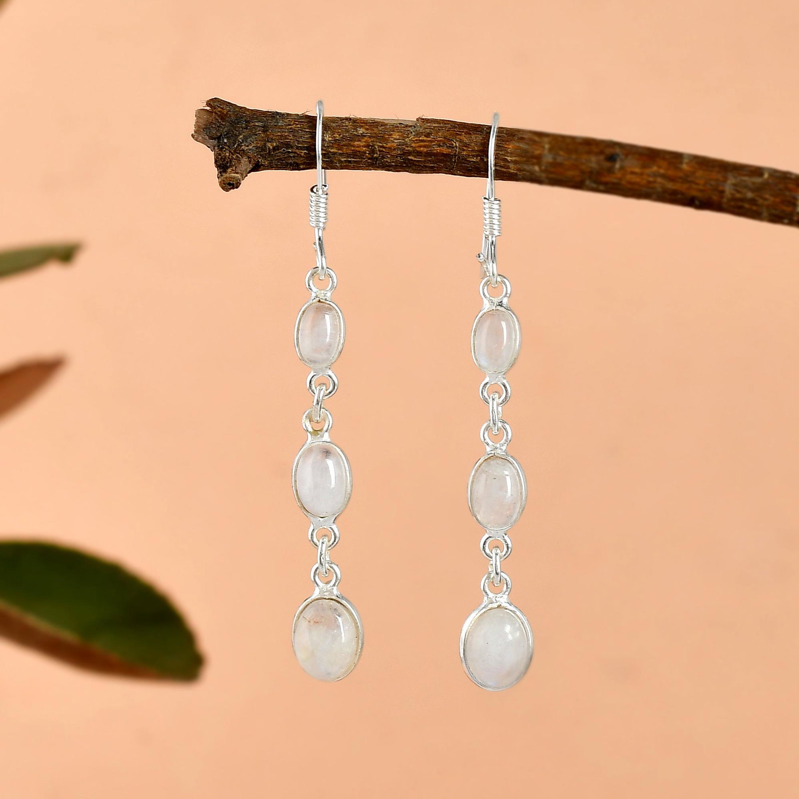 RAINBOW MOONSTONE GEMSTONE 92.5 STERLING SILVER EARRING: RAINBOW MOONSTONE GEMSTONE 92.5 STERLING SILVER EARRING Product Type : EARRING Main Stone : RAINBOW MOONSTONE Main Stone Shape : OVAL Main Stone Color : WHITE RAINBOW Metal : STERLING SILVER Metal Pur