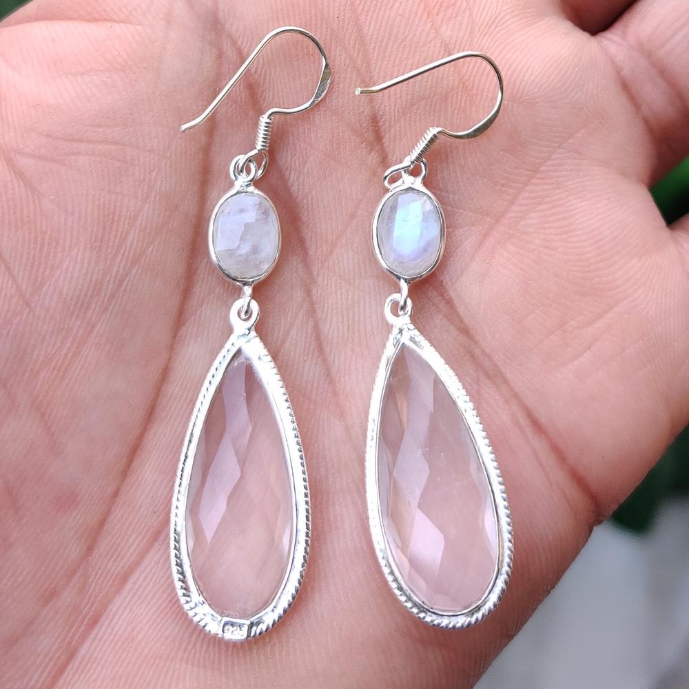 ROSE QUARTZ & MOONSTONE GEMSTONE 92.5 STERLING SILVER: ROSE QUARTZ & MOONSTONE GEMSTONE 92.5 STERLING SILVER EARRING Product Type : EARRING Main Stone : ROSE QUARTZ & MOONSTONE Main Stone Shape : PEAR Main Stone Size : 11X24 Main Stone Color : MULTICOLOR 