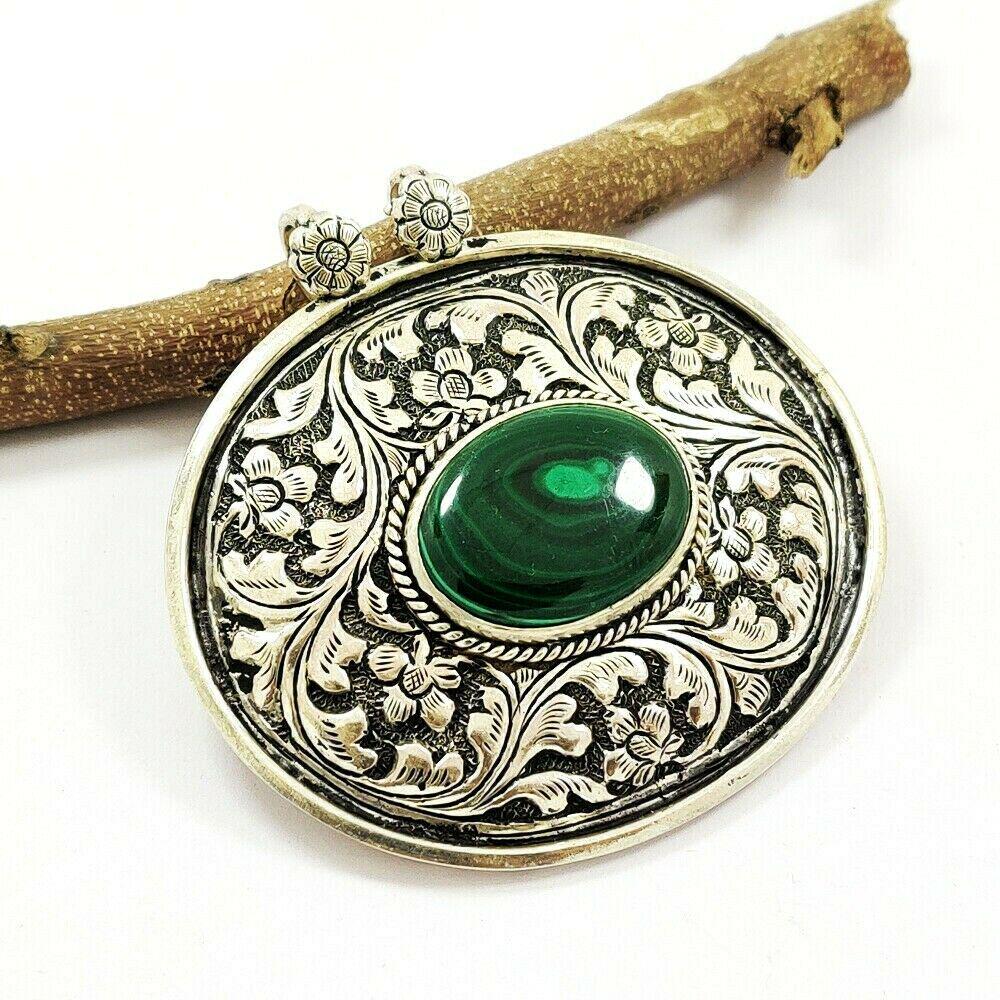 MALACHITE GEMSTONE 925 STERLING SILVER PENDANT: MALACHITE GEMSTONE 925 STERLING SILVER PENDANT Product Type : PENDANT Main Stone : MALACHITE Main Stone Shape : OVAL Main Stone Size : 22X18 MM Main Stone Color : GREEN Metal : STERLING SILVER Metal P