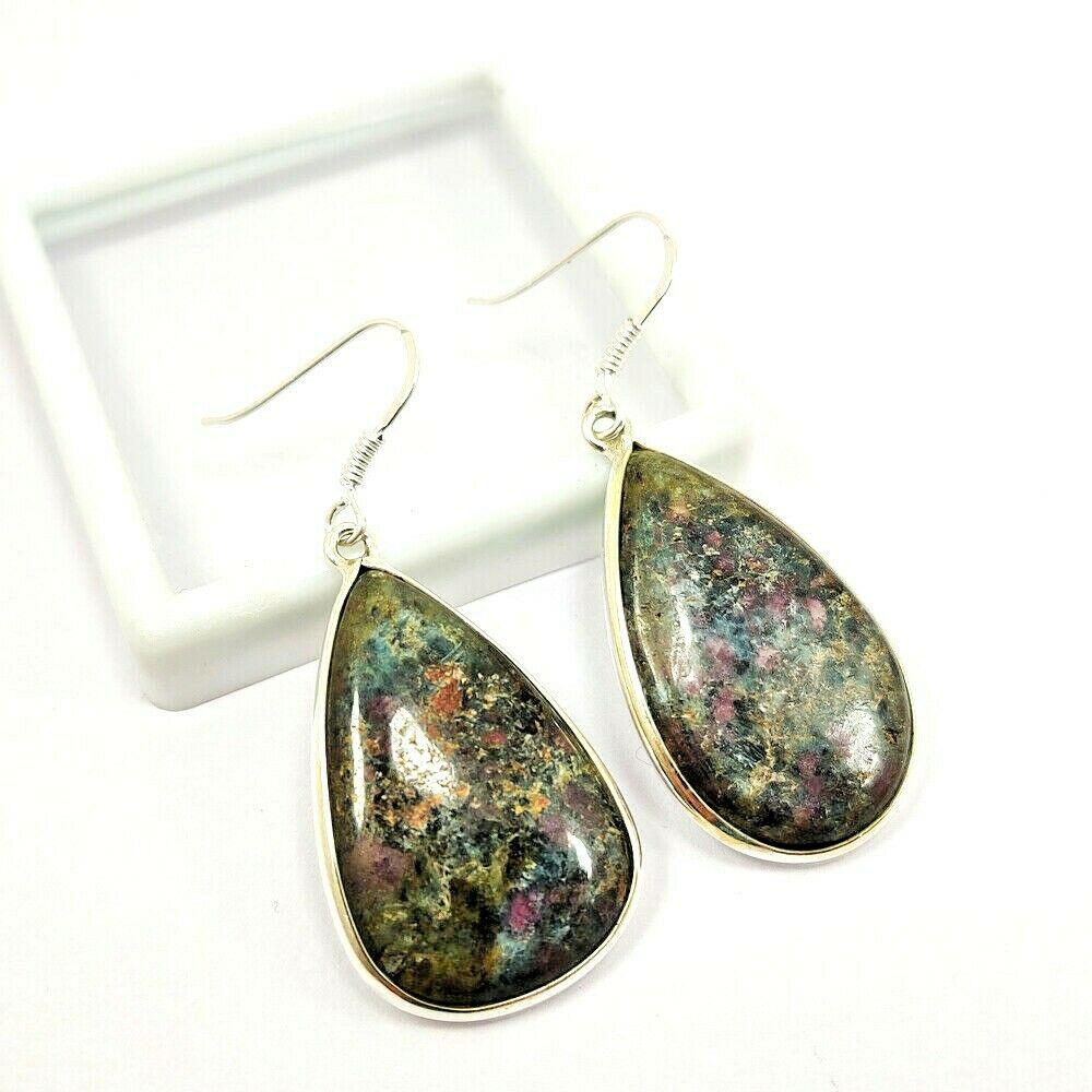NATURAL RUBY KYANITE GEMSTONE 92.5 STERLING SILVER: NATURAL RUBY KYANITE GEMSTONE 92.5 STERLING SILVER EARRING Product Type : EARRING Main Stone : RUBY KYANITE Main Stone Shape : PEAR Main Stone Size : 30X20 MM Main Stone Color : MULTICOLOR Metal : STE