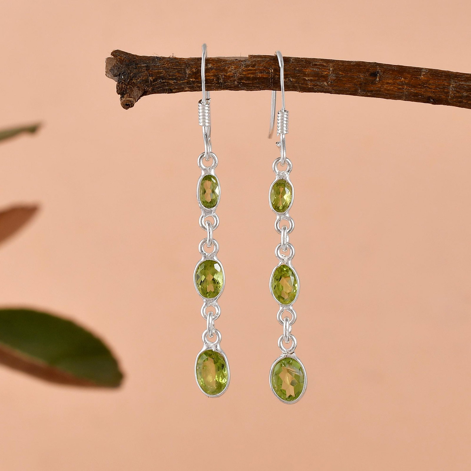 NATURAL PERIDOT GEMSTONE 92.5 STERLING SILVER EARRING: NATURAL PERIDOT GEMSTONE 92.5 STERLING SILVER EARRING Product Type : EARRING Main Stone : PERIDOT Main Stone Shape : OVAL Main Stone Color : GREEN Metal : STERLING SILVER Metal Purity : 92.5 Earring S
