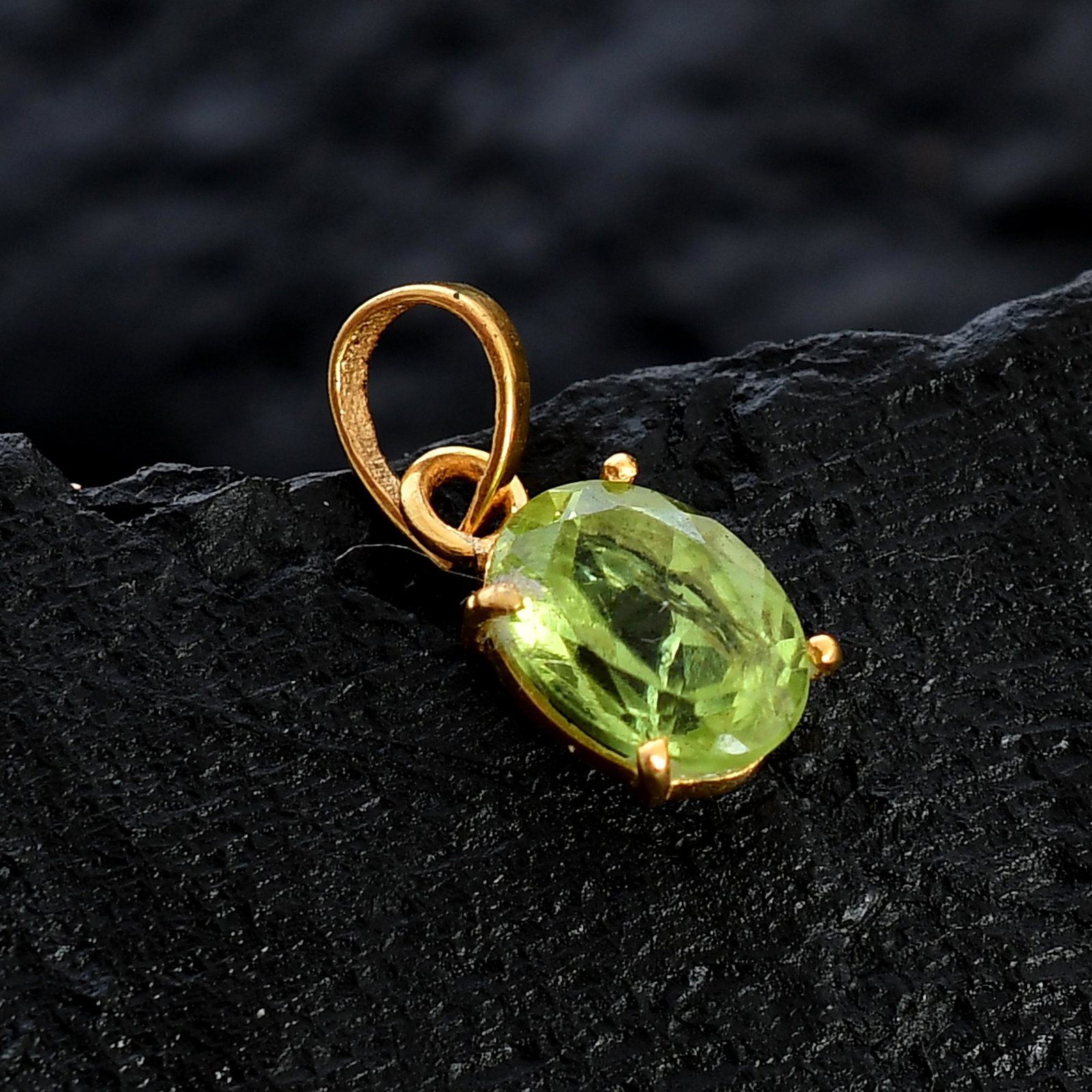 NATURAL PERIDOT 14 KT YELLOW GOLD PENDANT: NATURAL PERIDOT GEMSTONE 14 KT YELLOW GOLD HANDMADE PENDANT JEWELRY GEMSTONE : PERIDOT STONE SHAPE : OVAL STONE SIZE : 7x5 MM STONE WEIGHT : 0.95 CTS METAL : YELLOW GOLD METAL PURITY : 14 KT METAL WEI