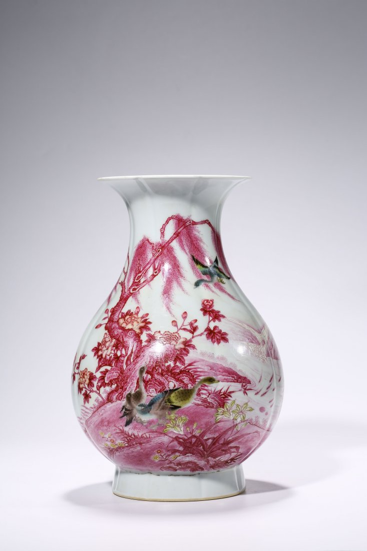 CHINESE FAMILLE ROSE PORCELAIN VASE MARKED YONG ZHENG: A CHINESE FAMILLE ROSE PORCELAIN VASE MARKED YONG ZHENG, 21.3cm x 31.5cm