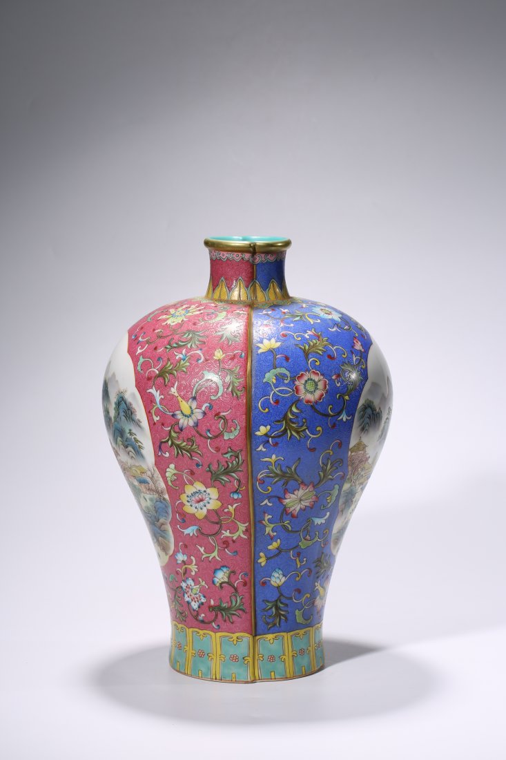 A CHINESE FAMILLE ROSE PORCELAIN VASE MARKED QIAN LONG: A CHINESE FAMILLE ROSE PORCELAIN VASE MARKED QIAN LONG, 26.7 cm x 39.6 cm