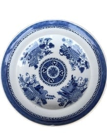An antique Chinese blue and white porcelain plate: An antique Chinese blue and white porcelain plate, possibly dating back to the 18th century Qing Dynasty (1661-1912), specifically the Yongzheng or Qianlong periods. Produced for China trade market ap