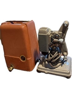 VINTAGE REVERE MODEL 85 EIGHT 8mm MOVIE PROJECTOR: VINTAGE REVERE MODEL 85 EIGHT 8mm MOVIE PROJECTOR WITH/CORD, CASE & CORD, VERY CL
