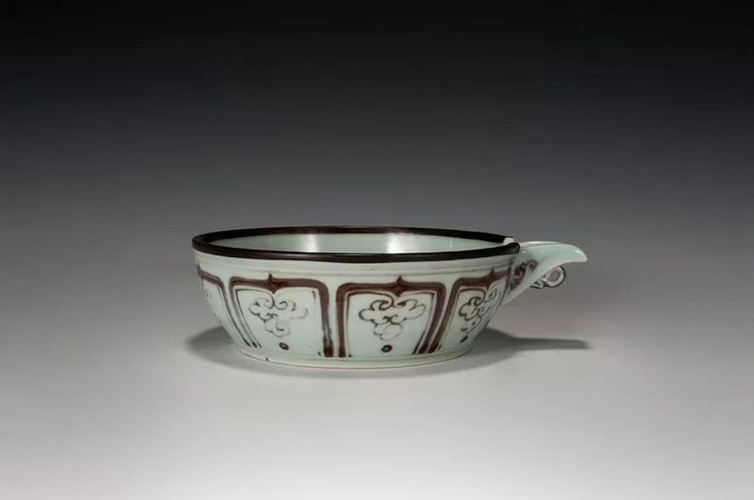 A IRON-RED CLOUD PHOENIX PATTERN URN - 3