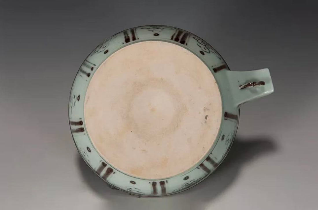 A IRON-RED CLOUD PHOENIX PATTERN URN - 5