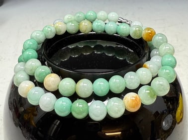 Vintage Chinese Jadeite beaded necklace: Vintage Chinese Jadeite beaded necklace, approximately 18 inches long, number 70039