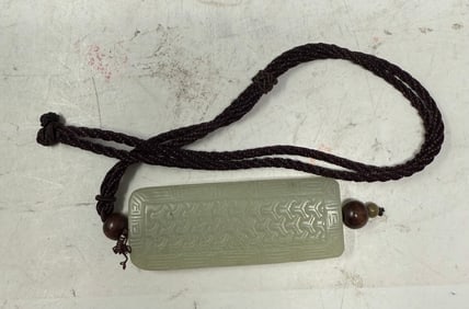 Vintage Chinese Jade Pendant: Vintage Chinese jade pendant, approximately 3 inches high