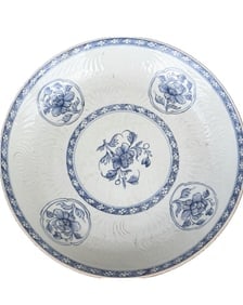 An antique Chinese blue and white porcelain plate: An antique Chinese blue and white porcelain plate, possibly dating back to the 18th century Qing Dynasty (1661-1912), specifically the Yongzheng or Qianlong periods. Produced for China trade market ap