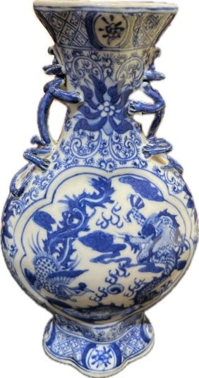 Antique Chinese Blue & White Vase Mark on Base: Antique Chinese Blue & White Vase Mark on Base 7" H.,Please note that this item is in Manhattan NY and the shipper's information will be mailed to the winning bidders after the auctions is over. After