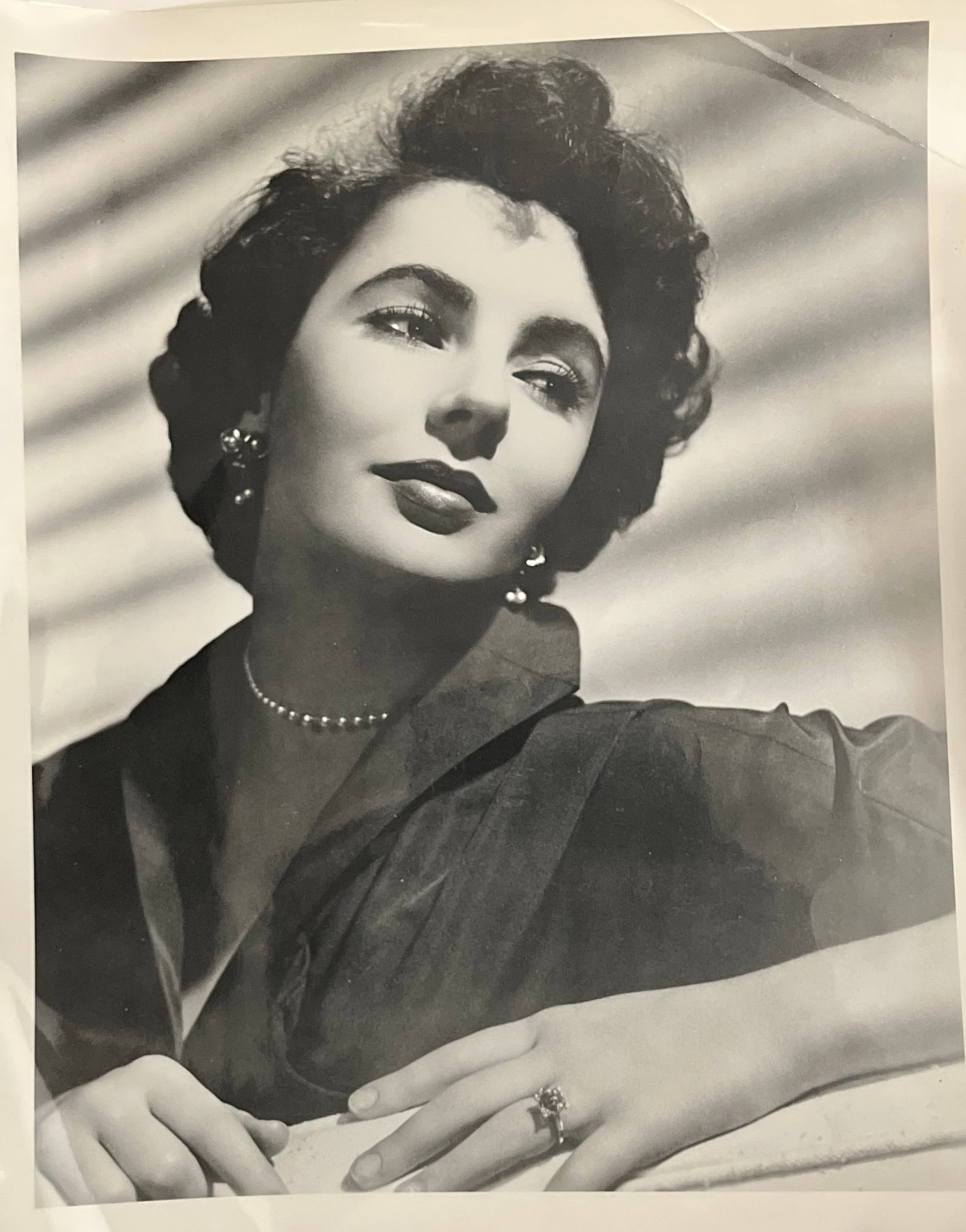 Elizabeth Taylor photograph: Elizabeth Taylor photograph fair condition creases dings. Measurements are 8 x 10