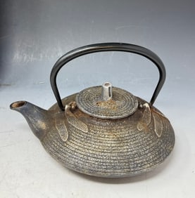 An antique and authentic Japanese cast iron teapot - 3