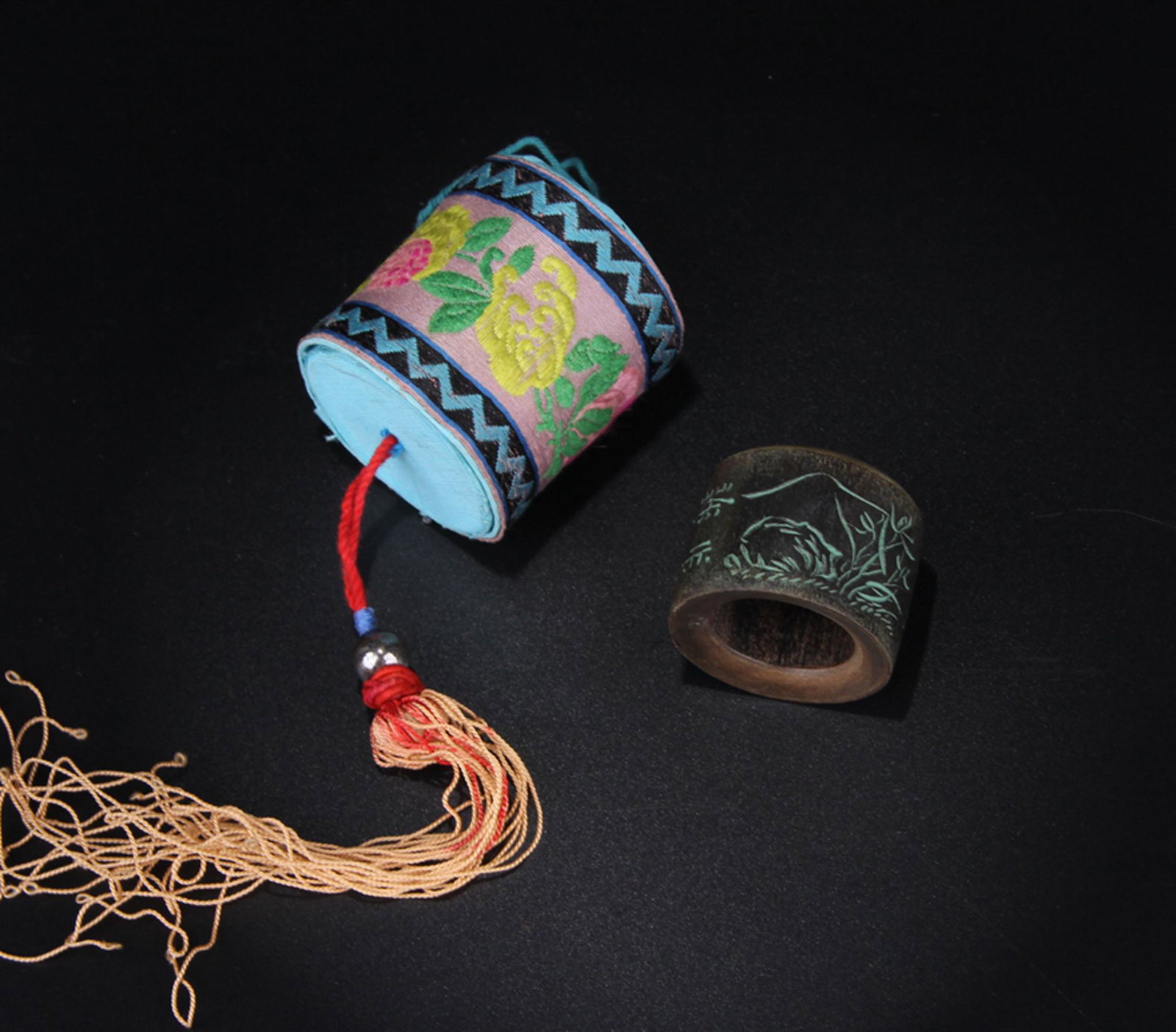 A Chenxiang Ring and Box: A Chenxiang Ring and BoxD:2.4cm