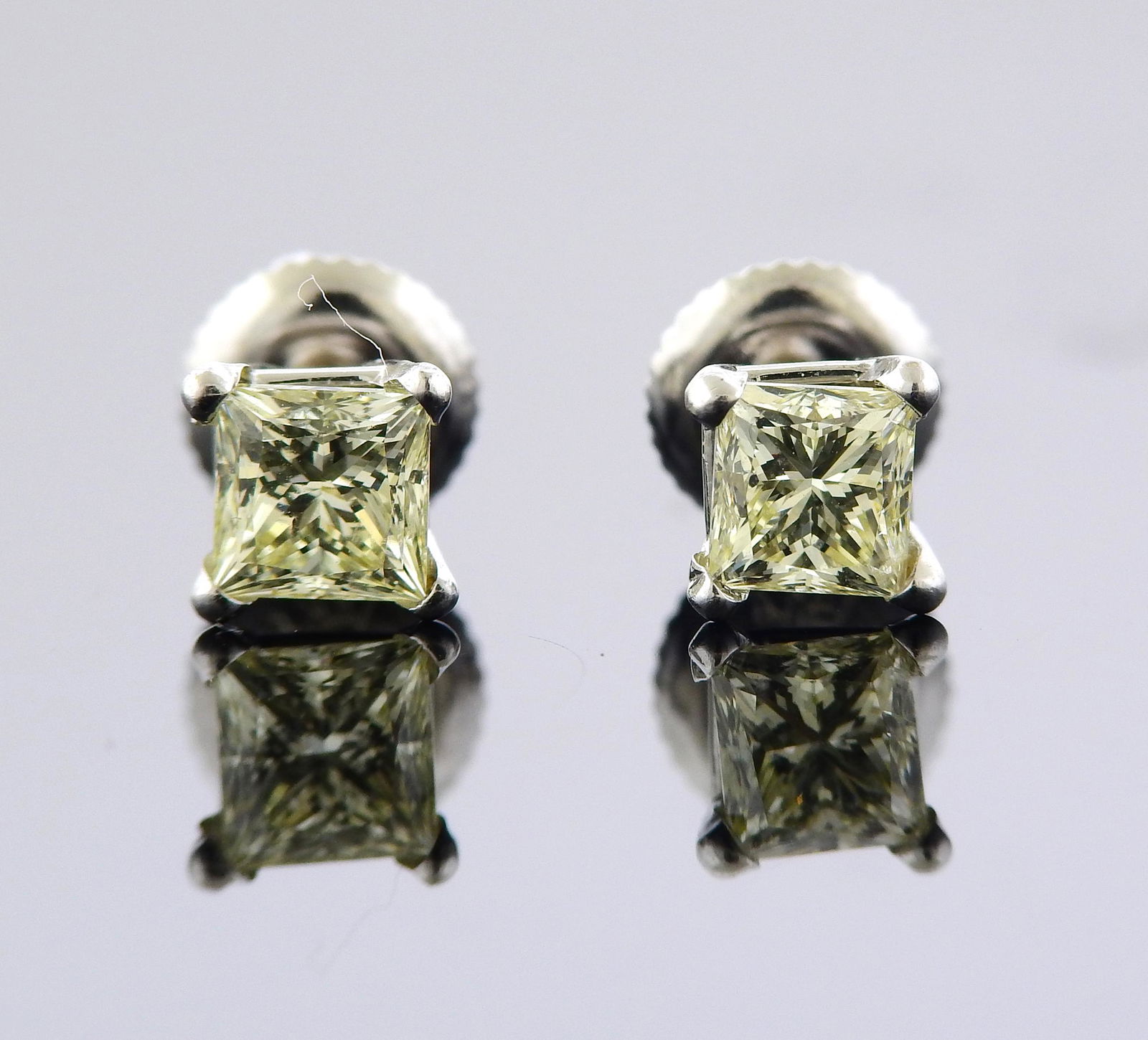 14k Gold 1.30ctw Princess Diamond Stud Earrings (1 of 3)