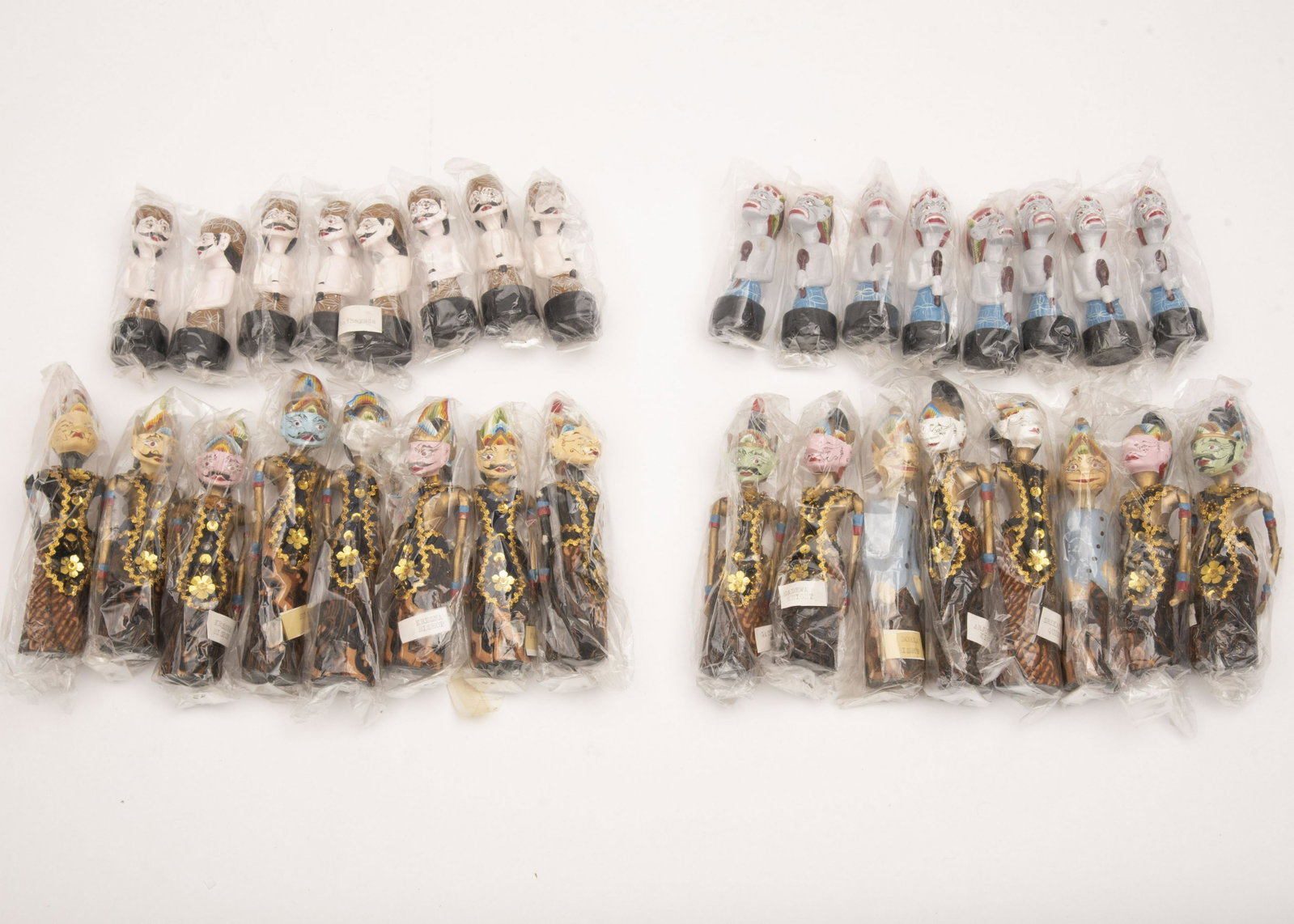 Baratayuda Chess Set, Commissioned by James Stephens: Baratayuda Chess Set, Commissioned by James Stephens from contact in Java, Indonesia in 1985 Set depicts the conflict between the Kauavas and Pandavas groups. In original wrapping.