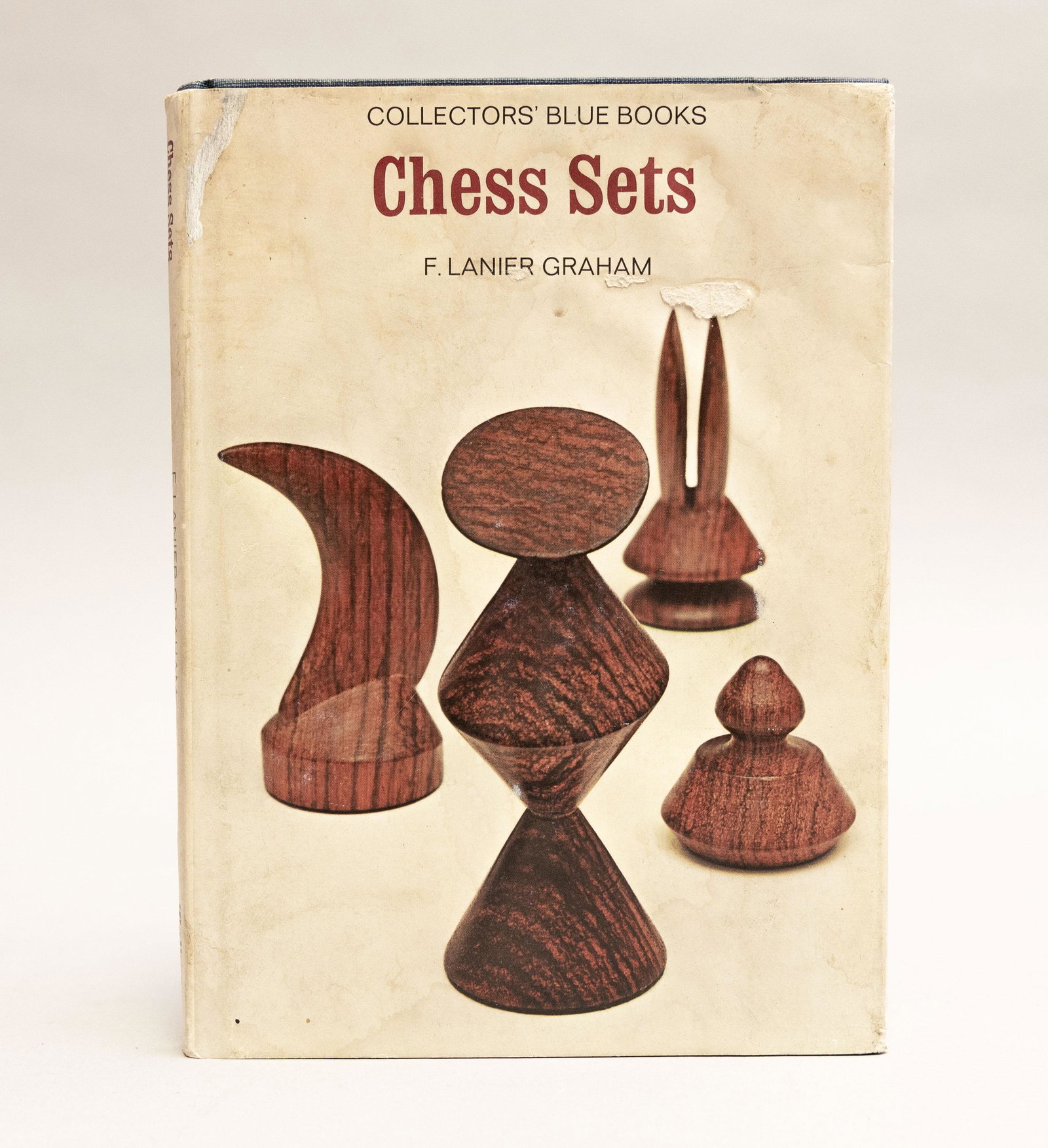 Chess Sets, by F. Lanier Graham, Walker and Company,: Chess Sets, by F. Lanier Graham, Walker and Company, New York, 1968. Collector's Blue Books series. Octavo, blue boards, 84 pp. Condition: Dj in rough shape, intact but soiled, warped and a bit lacera