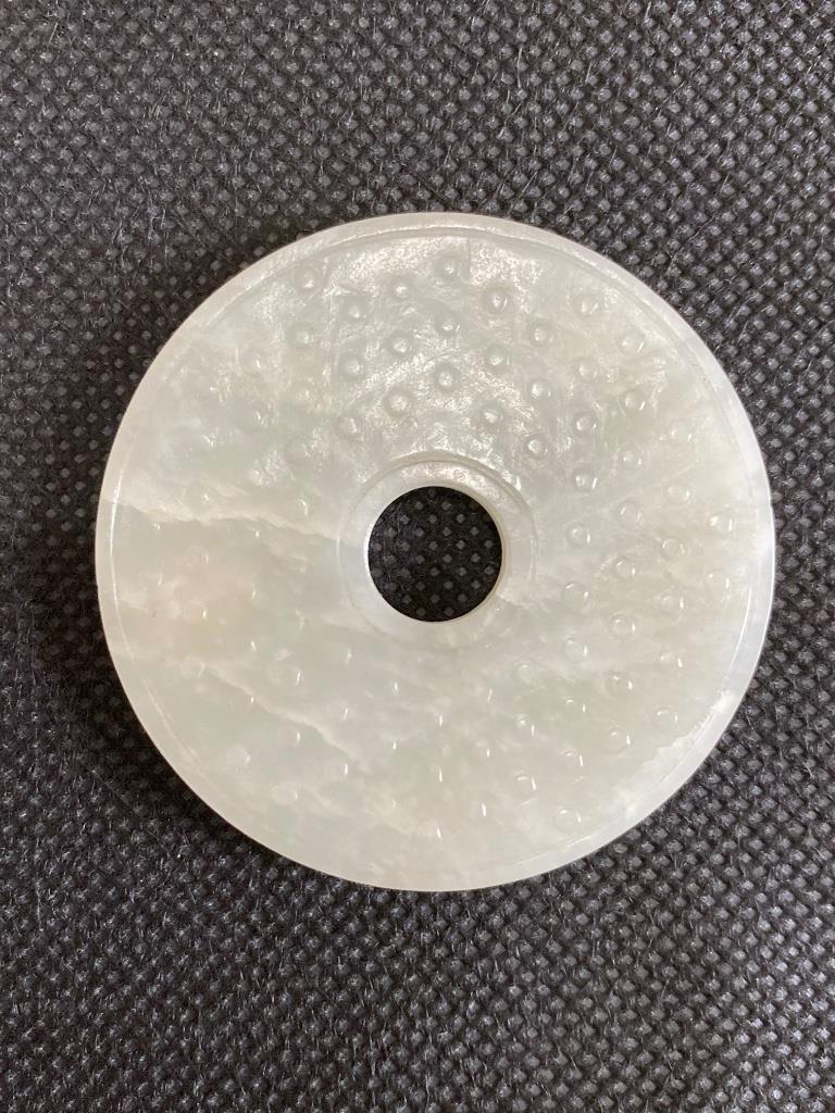 Finely carved Nephrite jade disc, 19th century, Qing (1 of 3)