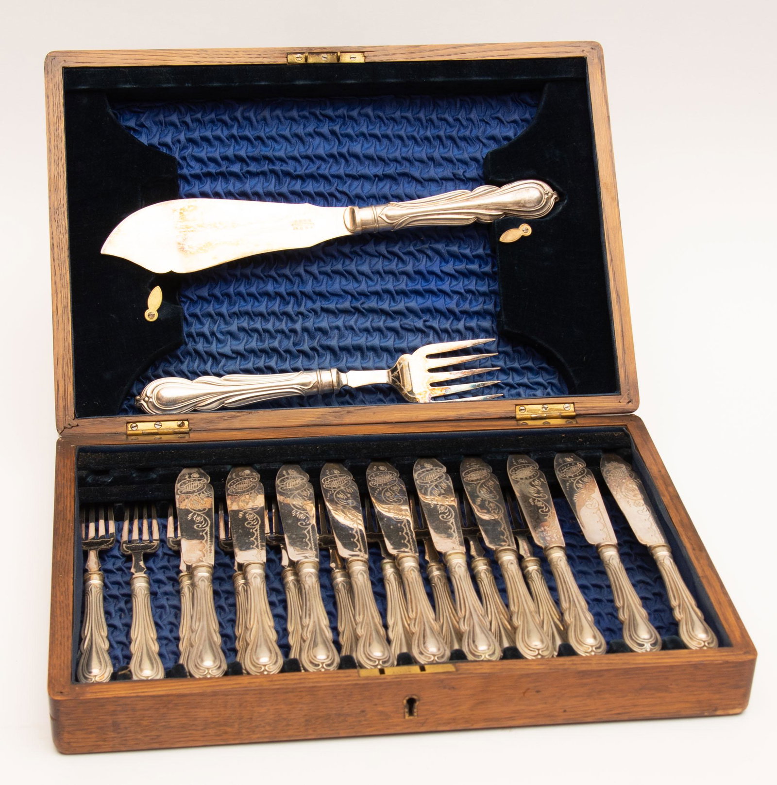 English Sheffield Silver Fish Service, S. B. &Co: English Sheffield Silver Fish Service, S. B. &Co The Victorian era set marked on the handle S.B. & Co, Sheffield, EPNS. In a fitted box. 10 Forks 10 Knives Serving Knife and Fork
