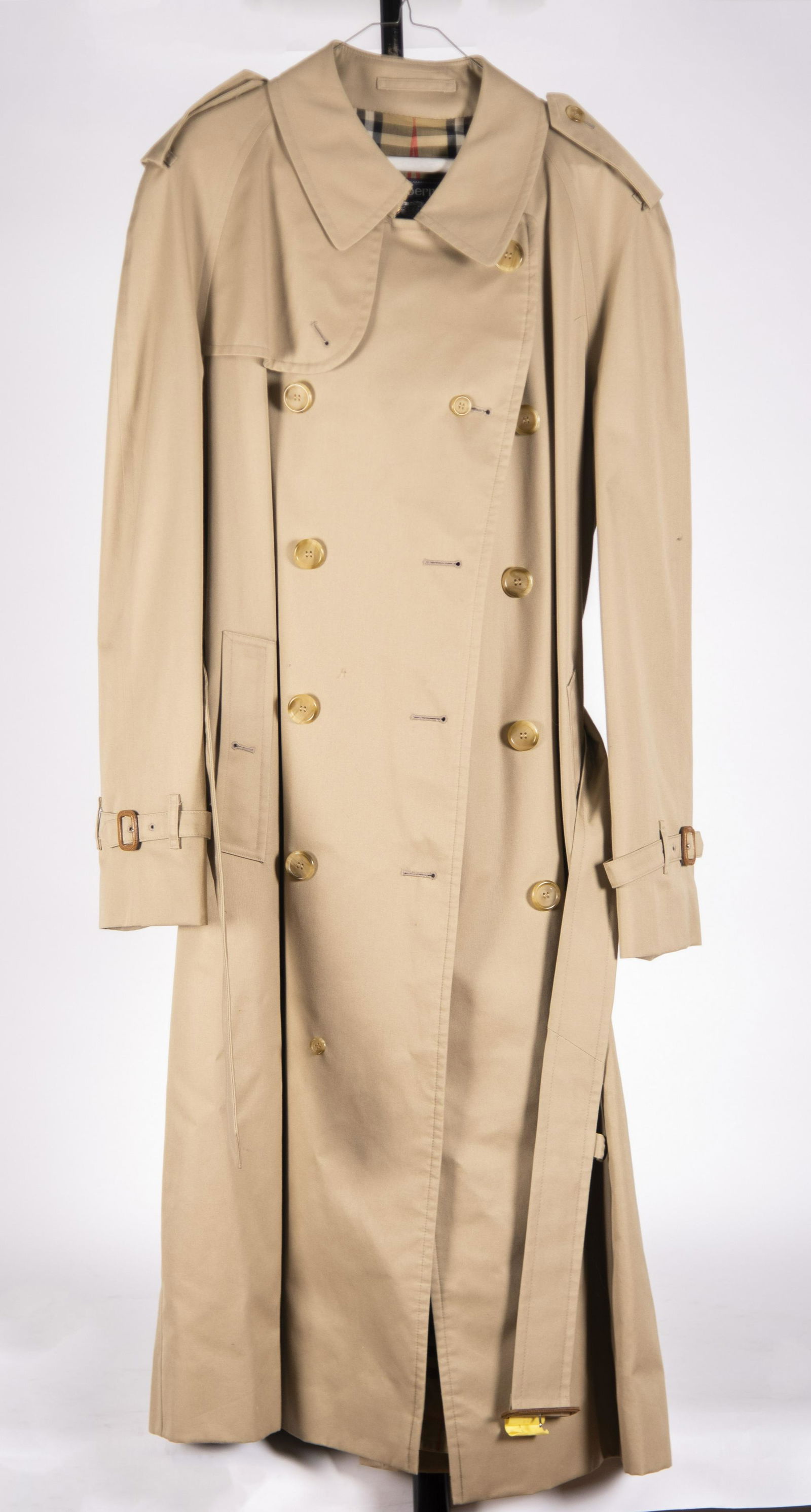 Man's Burberry Khaki Rain Coat, Made In England: Man's Burberry Khaki Rain Coat, Made In Englanddouble breasted, size large; like new. Provenance: Estate of Edward Wentz, Edwardsville, Illinois