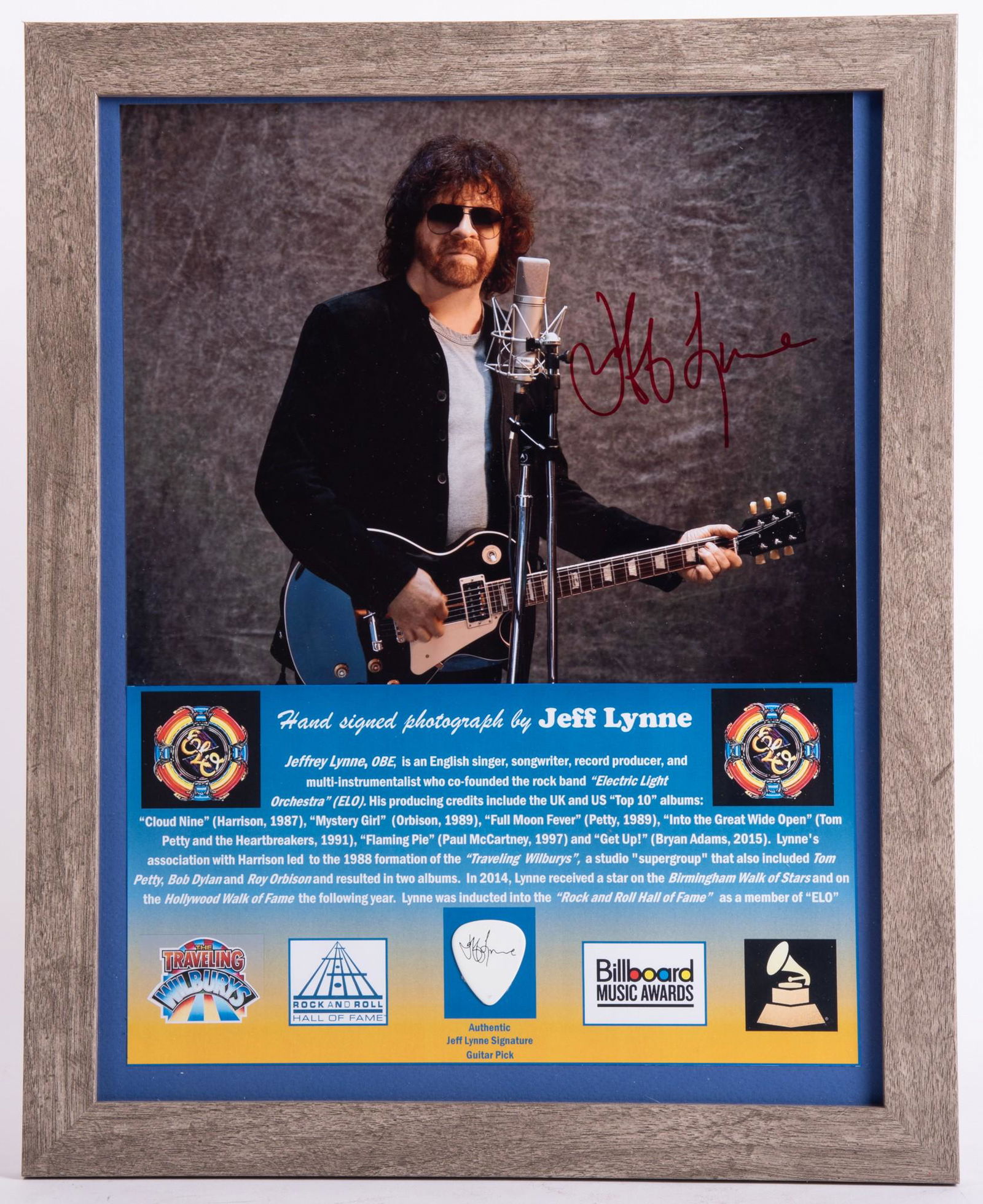 ELO Signed Photo / Pick: ELO Signed Photo / PickHand signed concert on stage photo by Jeff Lynne, founder, and leader for Electric Light Orchestra (ELO). Their music is a fusion of Beatlesque Pop, classic arrangements and fut