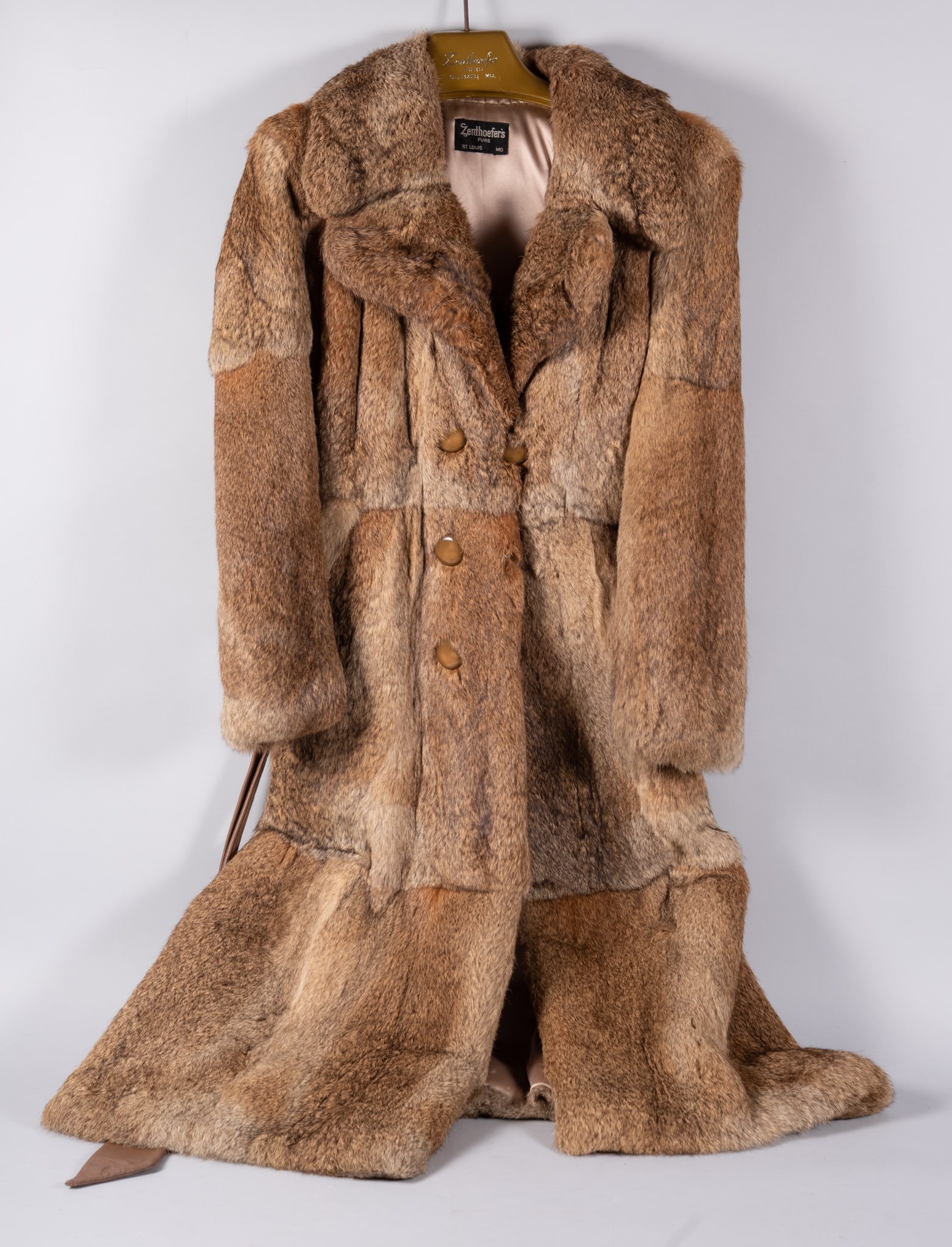 Coyote Fur Coat Retailed by Zenthoefer's Furs, St. Louis, Missouri (1 of 4)