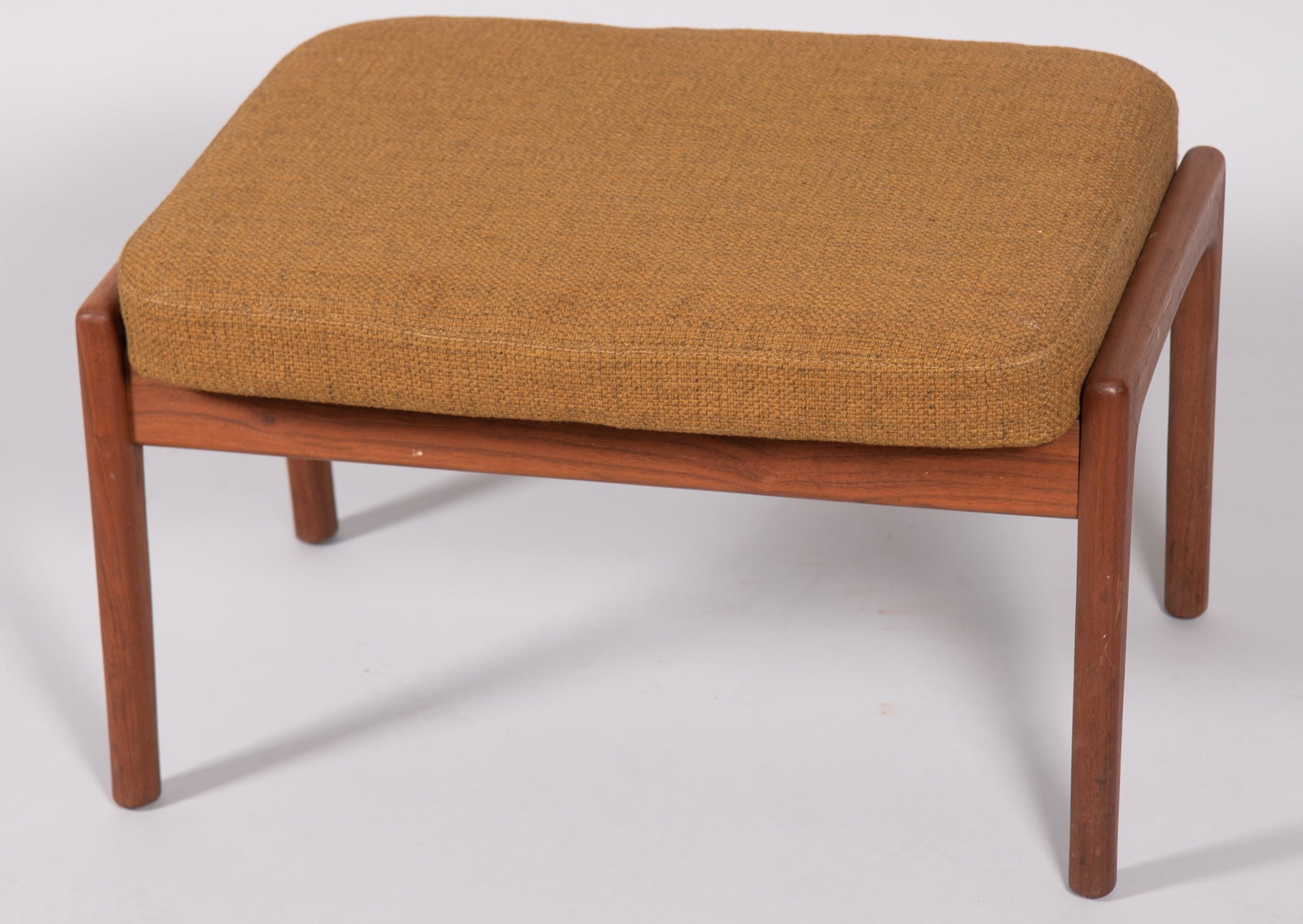 Vintage Dux Adjustable Ottoman: Vintage Dux Adjustable Ottoman with original olive tweed upholstery, label to the underside Height: 14 inches; Width: 24 inches; Depth: 15 inches