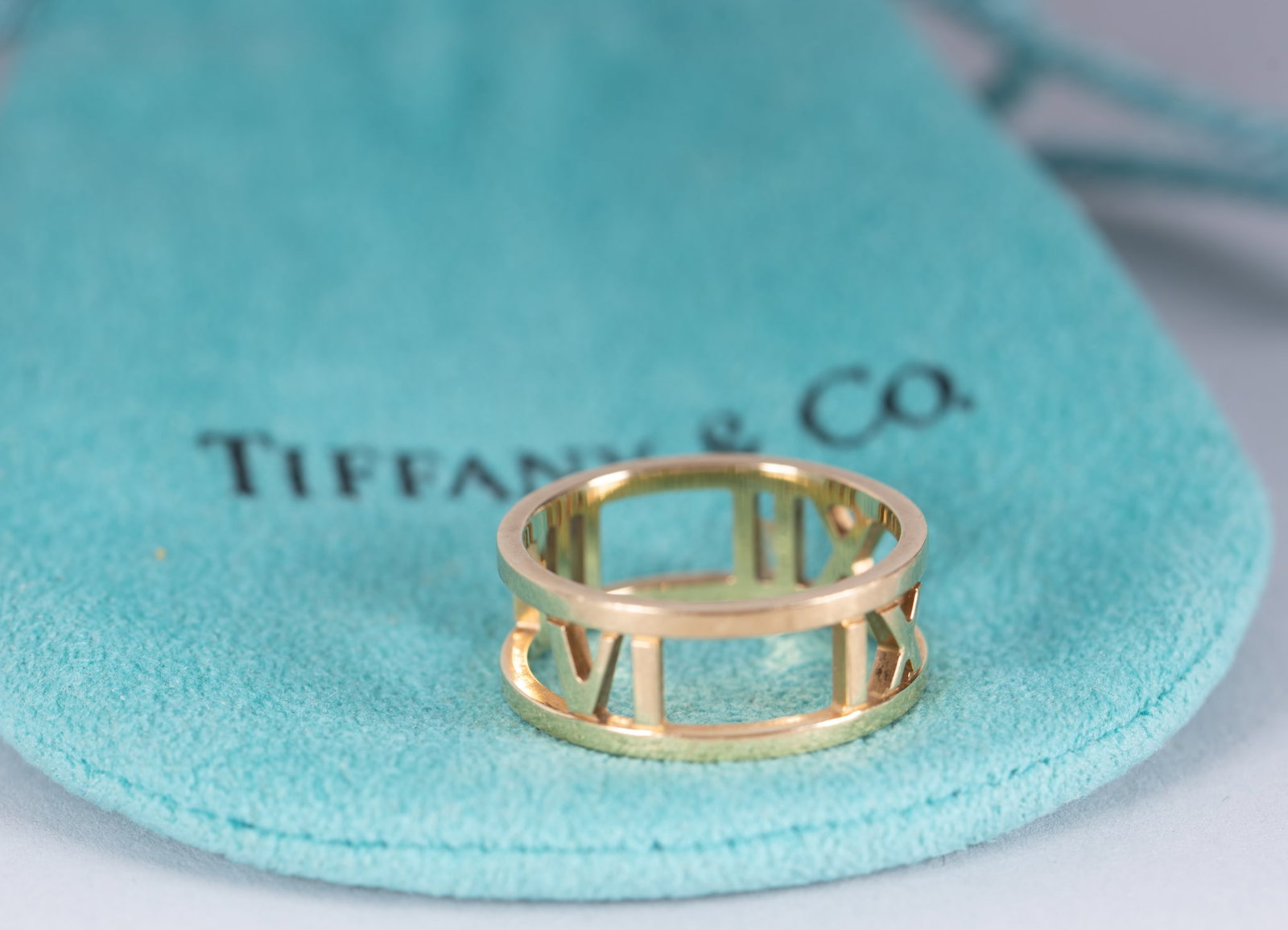 18K Tiffany & Co Atlas Ring: 18K Tiffany & Co Atlas Ring Yellow gold Atlas Ring is fully marked & weighs 4g. Ring size is 6.