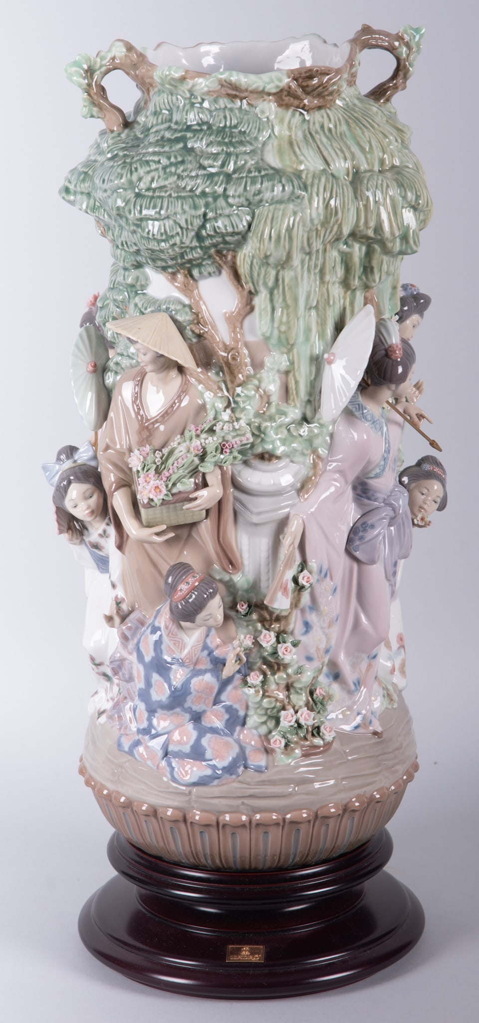 A Large Lladro Porcelain Vase, the Japanese Vase (1 of 5)