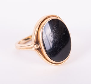 14K Yellow Gold Lady's Ring with Oval Onyx Stone
